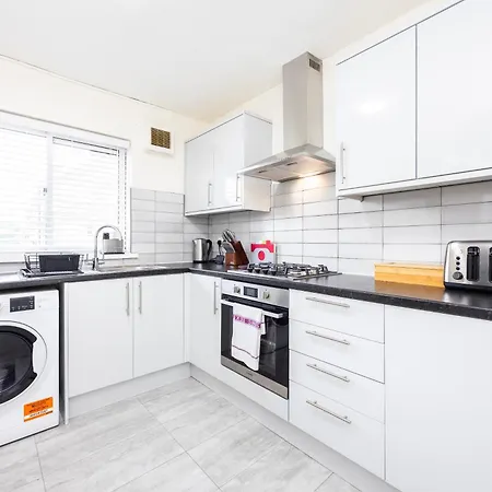 Garland Modern Close To Station 3 Bedroom * London