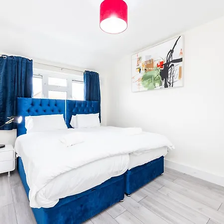 Garland Modern Close To Station 3 Bedroom