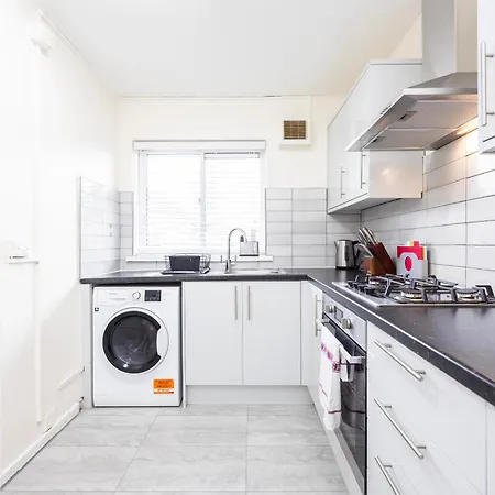 Garland Modern Close To Station 3 Bedroom Apartment