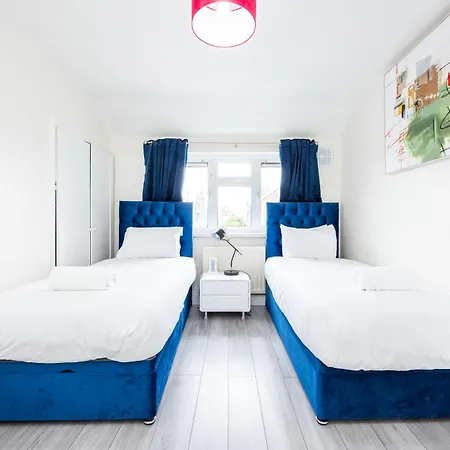 Garland Modern Close To Station 3 Bedroom Apartment *