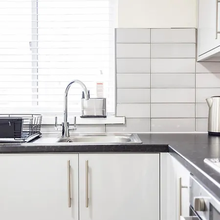 Garland Modern Close To Station 3 Bedroom Apartment London