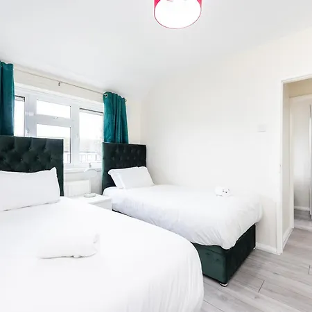 Garland Modern Close To Station 3 Bedroom *