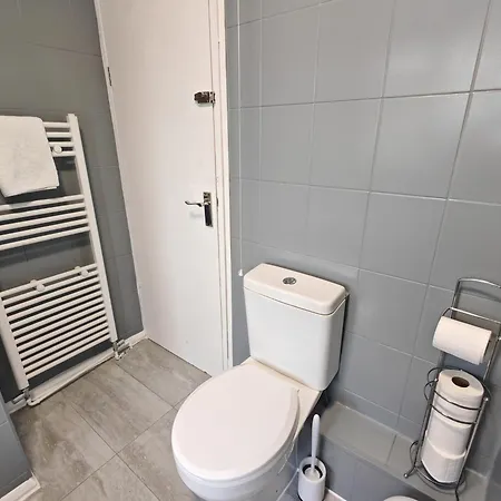 Garland Modern Close To Station 3 Bedroom