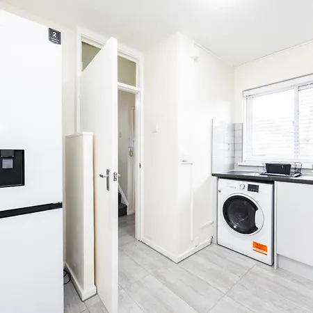 Garland Modern Close To Station 3 Bedroom Apartment