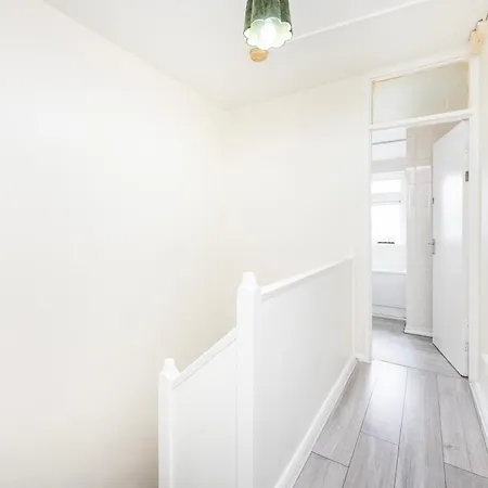 Garland Modern Close To Station 3 Bedroom Apartment London