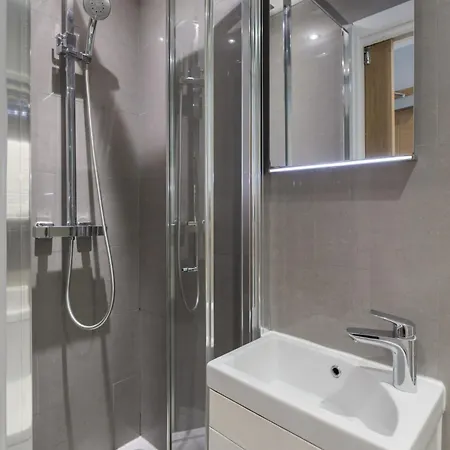 5 Bedroom Flat In Paddington