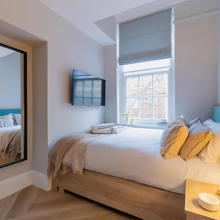 Smart In Sloane Square Apartment London