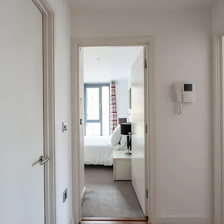 Modern, Stylishly Furnished Apartment, With Wrap Around Balcony In Notting Hill Apartment *