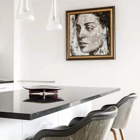 Modern, Stylishly Furnished Apartment, With Wrap Around Balcony In Notting Hill Apartment