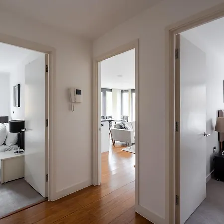 Modern, Stylishly Furnished Apartment, With Wrap Around Balcony In Notting Hill * London