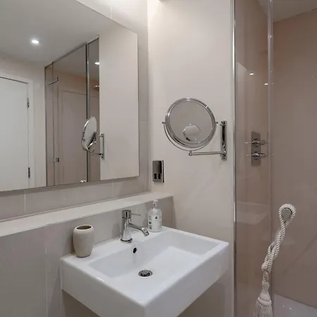 Modern, Stylishly Furnished Apartment, With Wrap Around Balcony In Notting Hill