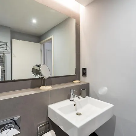Apartment Modern, Stylishly Furnished Apartment, With Wrap Around Balcony In Notting Hill