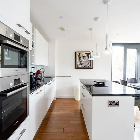 Modern, Stylishly Furnished Apartment, With Wrap Around Balcony In Notting Hill Apartment *