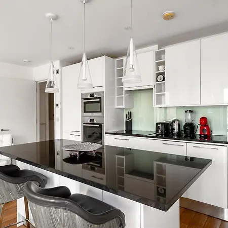 Modern, Stylishly Furnished Apartment, With Wrap Around Balcony In Notting Hill London