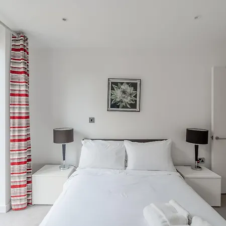 Modern, Stylishly Furnished Apartment, With Wrap Around Balcony In Notting Hill * London
