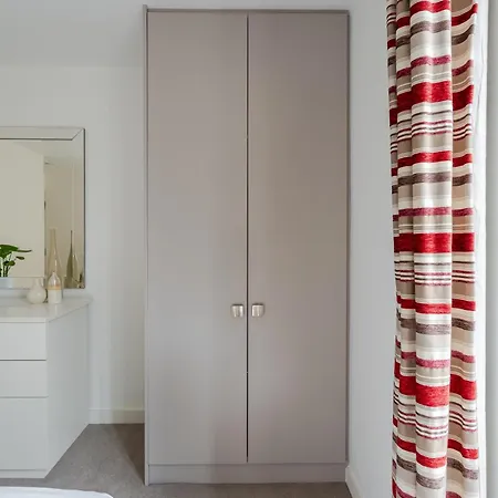 Apartment Modern, Stylishly Furnished Apartment, With Wrap Around Balcony In Notting Hill London