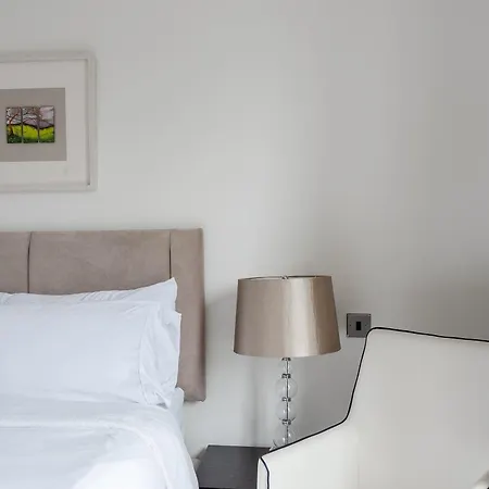 Modern, Stylishly Furnished Apartment, With Wrap Around Balcony In Notting Hill *