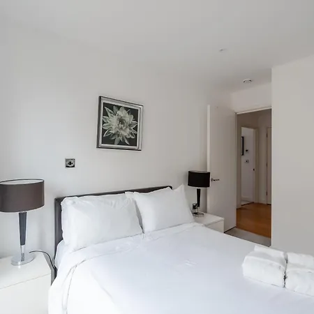 Modern, Stylishly Furnished Apartment, With Wrap Around Balcony In Notting Hill * London