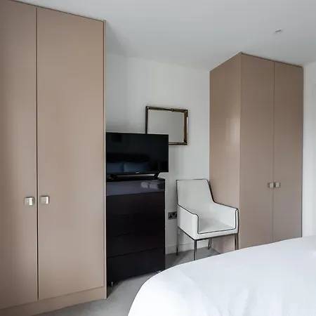 Modern, Stylishly Furnished Apartment, With Wrap Around Balcony In Notting Hill Apartment