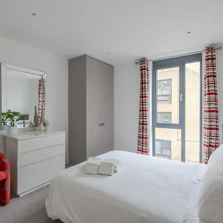 Modern, Stylishly Furnished Apartment, With Wrap Around Balcony In Notting Hill Apartment *