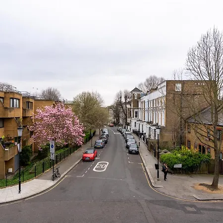 Apartment Modern, Stylishly Furnished Apartment, With Wrap Around Balcony In Notting Hill *