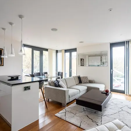 Apartment Modern, Stylishly Furnished Apartment, With Wrap Around Balcony In Notting Hill London