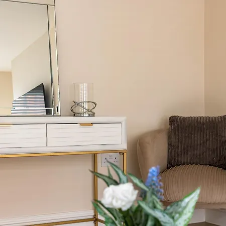 3-bdr Stunning Lux Parking Holiday home London