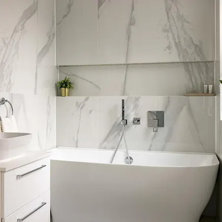 3-bdr Stunning Lux Parking Holiday home *