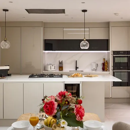 3-bdr Stunning Lux Parking Holiday home London
