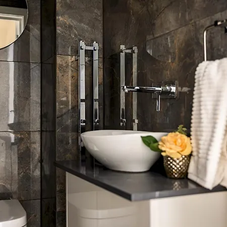 3-bdr Stunning Lux Parking Holiday home *