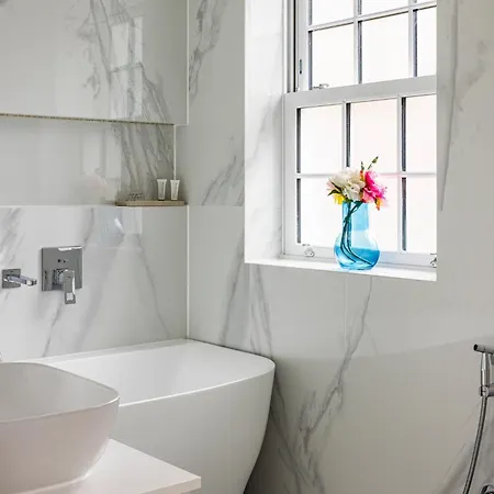 3-bdr Stunning Lux Parking Holiday home *
