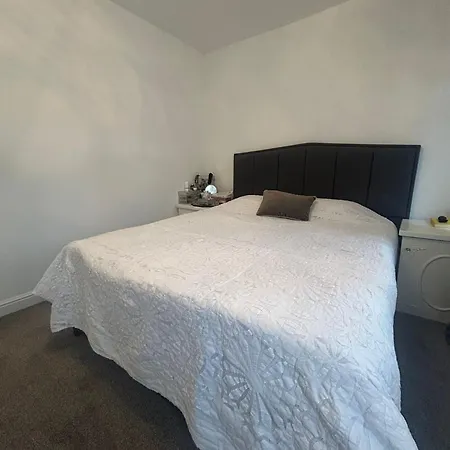 Contractor Sleeps 5 And 5 Mins From Station * Twickenham