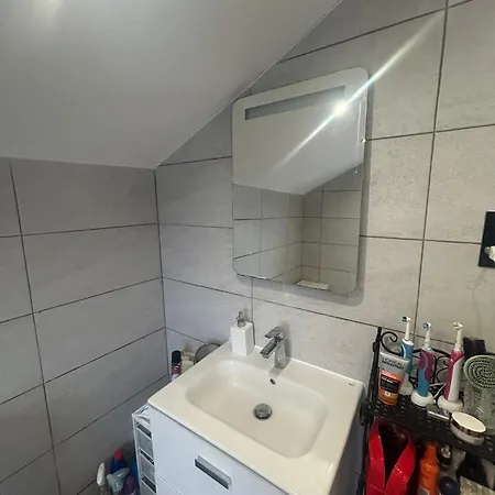 Contractor Sleeps 5 And 5 Mins From Station *
