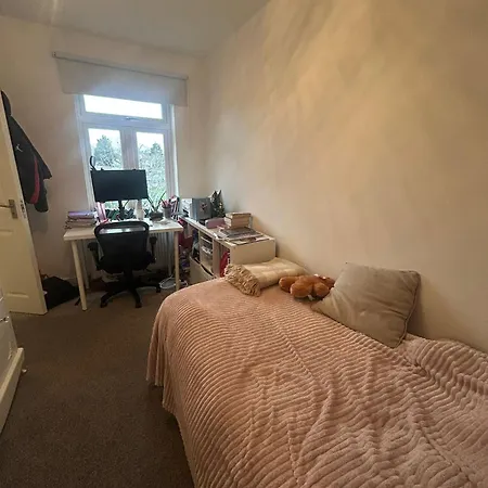 Contractor Sleeps 5 And 5 Mins From Station