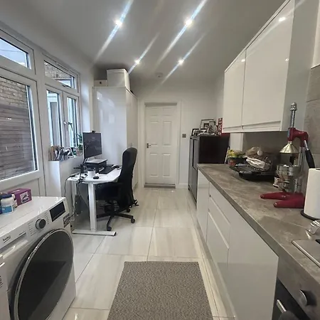 Contractor Sleeps 5 And 5 Mins From Station Holiday home *