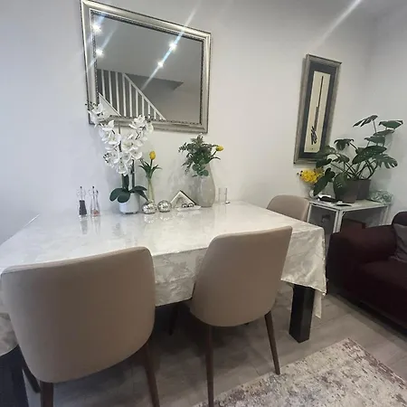 Holiday home Contractor Sleeps 5 And 5 Mins From Station *