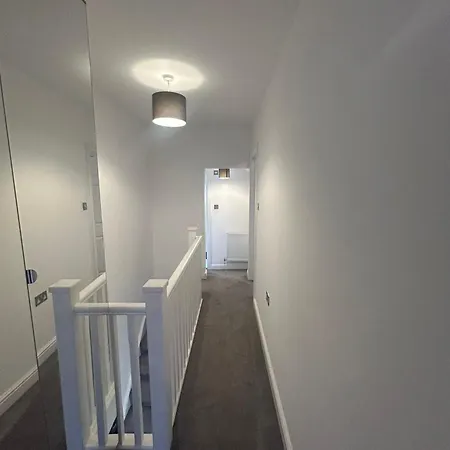Contractor Sleeps 5 And 5 Mins From Station Holiday home Twickenham