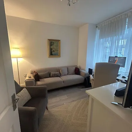 Contractor Sleeps 5 And 5 Mins From Station *