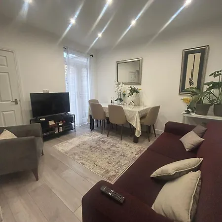 Contractor Sleeps 5 And 5 Mins From Station