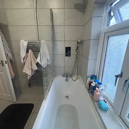 Contractor Sleeps 5 And 5 Mins From Station Holiday home