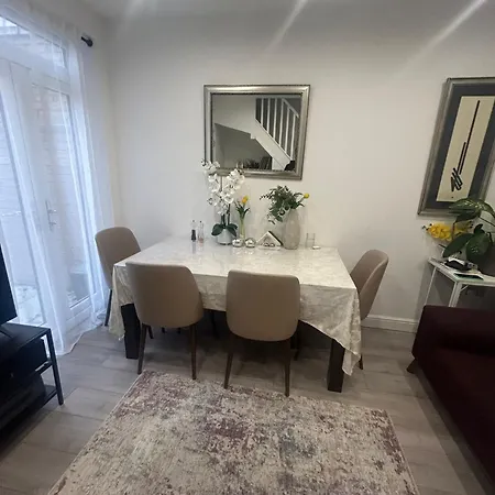 Contractor Sleeps 5 And 5 Mins From Station Holiday home Twickenham
