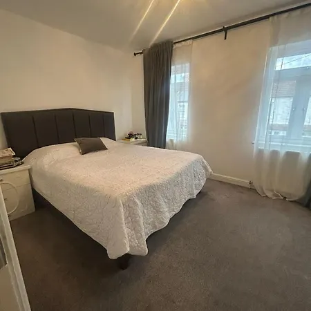 Holiday home Contractor Sleeps 5 And 5 Mins From Station Twickenham