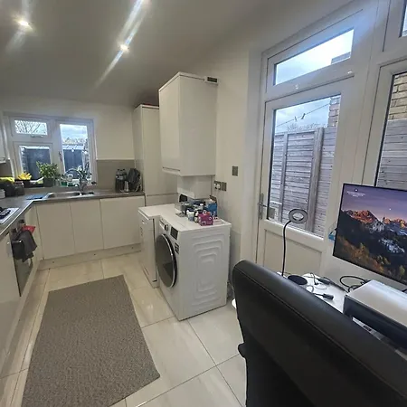 Contractor Sleeps 5 And 5 Mins From Station *