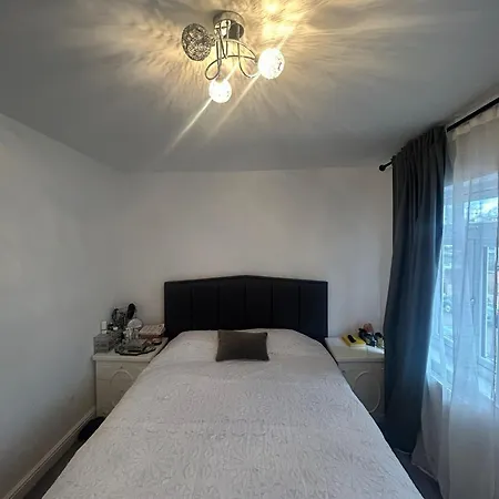 Contractor Sleeps 5 And 5 Mins From Station Twickenham