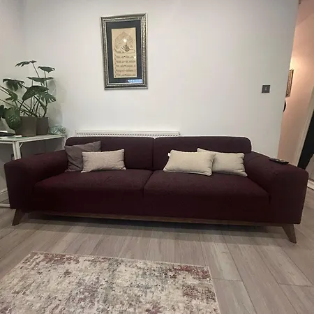 Contractor Sleeps 5 And 5 Mins From Station Holiday home
