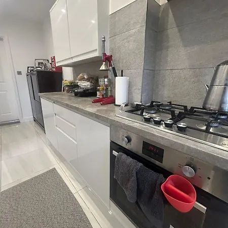 Holiday home Contractor Sleeps 5 And 5 Mins From Station
