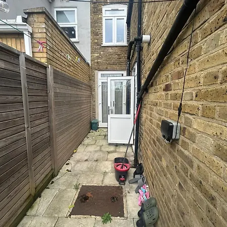 Contractor Sleeps 5 And 5 Mins From Station