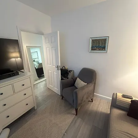Holiday home Contractor Sleeps 5 And 5 Mins From Station *