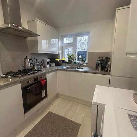 Contractor Sleeps 5 And 5 Mins From Station *