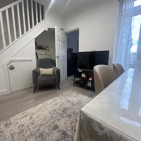 Contractor Sleeps 5 And 5 Mins From Station Holiday home *